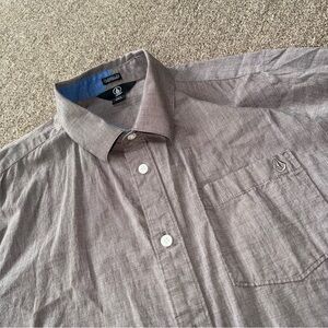 Volcom Short Sleeve Shirt‎ Size Medium Button Front Taupe Men’s Classic Fit